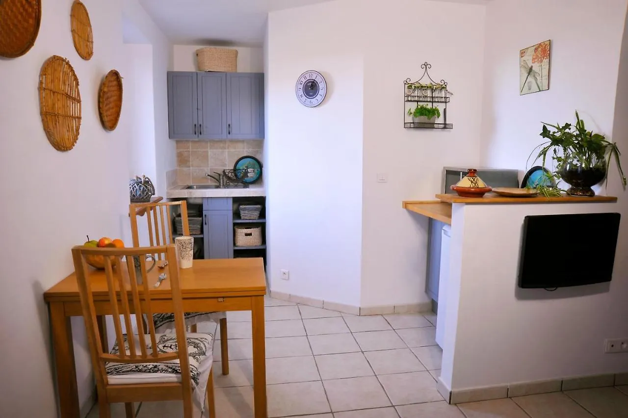 Bed And Breakfast La Maison De Nathalie Les Mayons 3*,  France